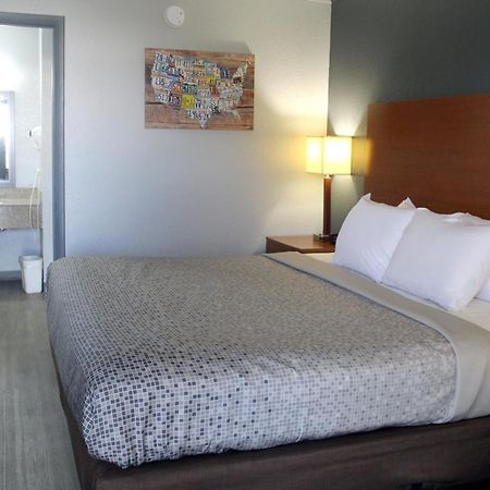 Econo Lodge Franklin Bagian luar foto