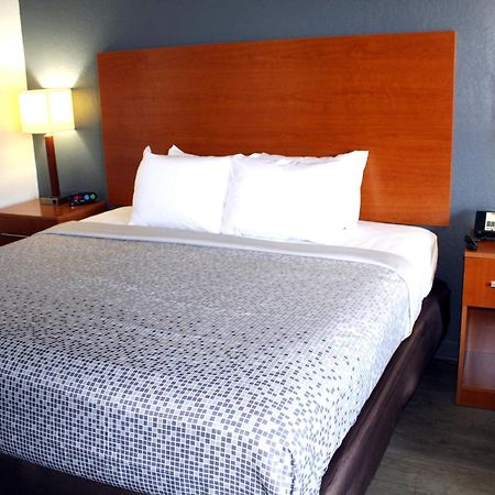 Econo Lodge Franklin Bagian luar foto