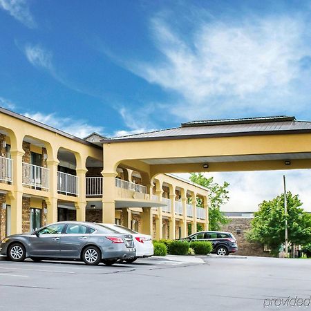 Econo Lodge Franklin Bagian luar foto