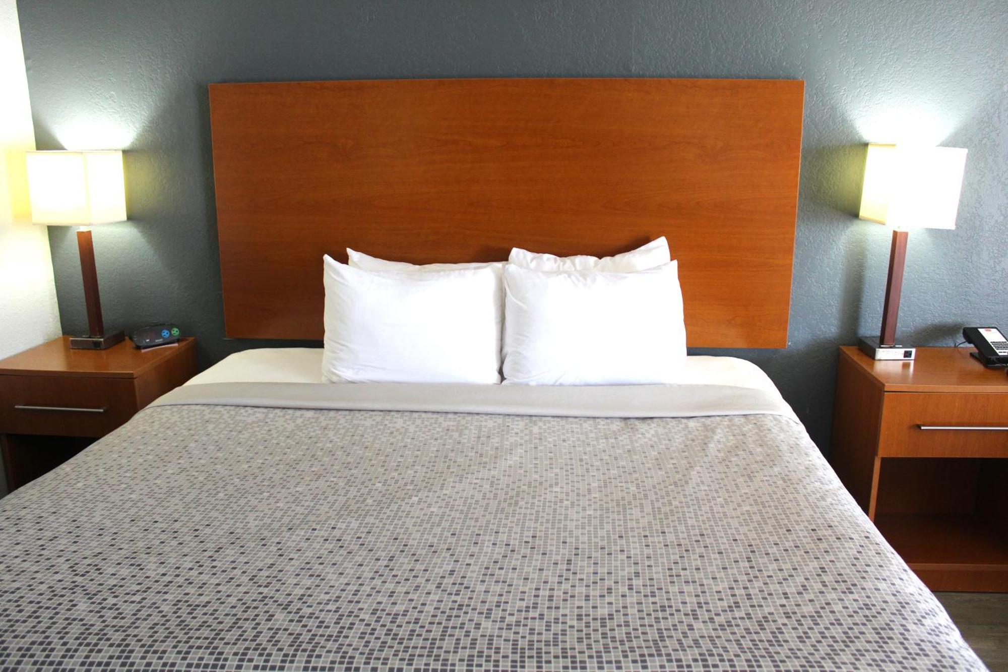 Econo Lodge Franklin Bagian luar foto