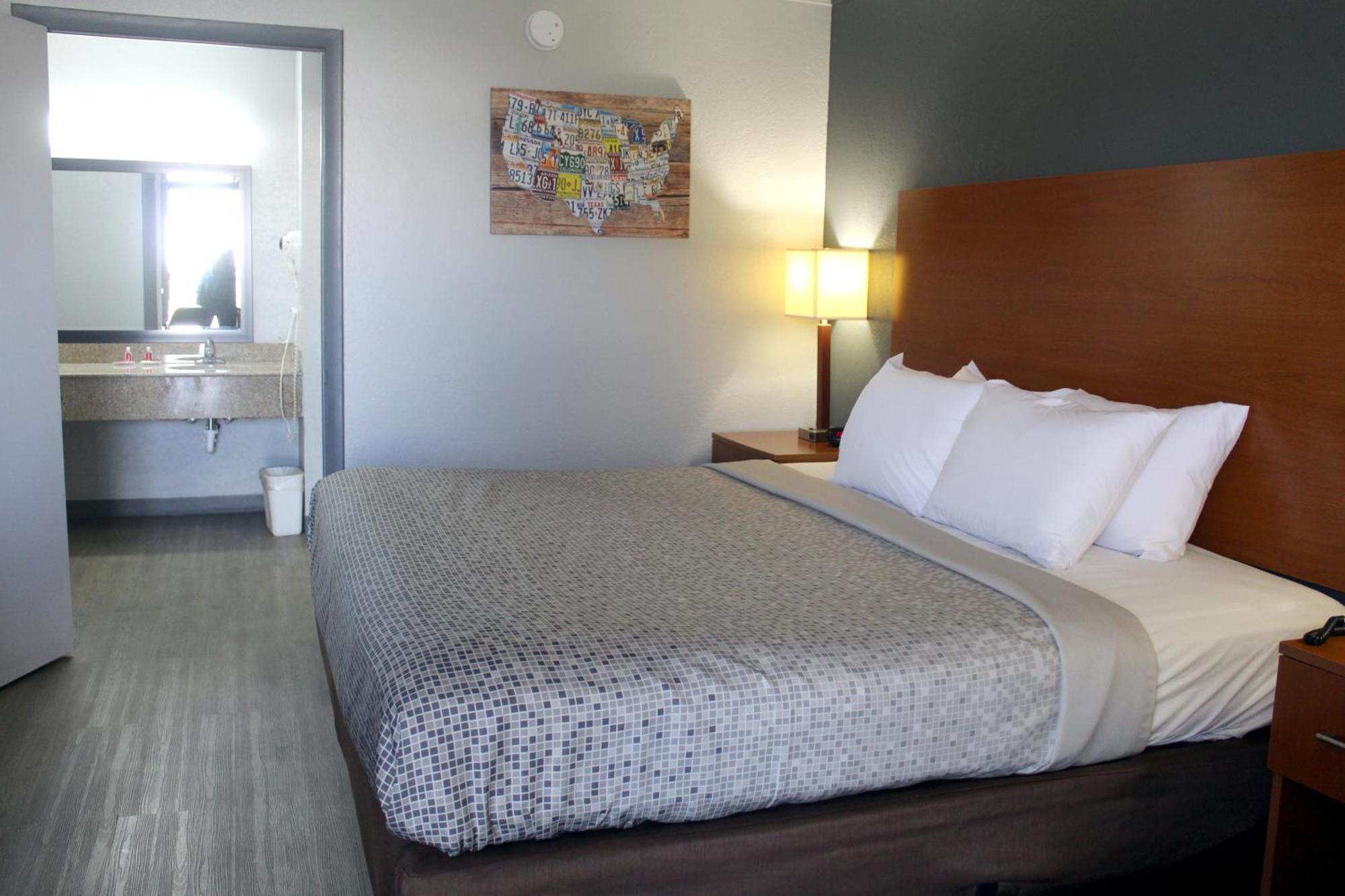 Econo Lodge Franklin Bagian luar foto