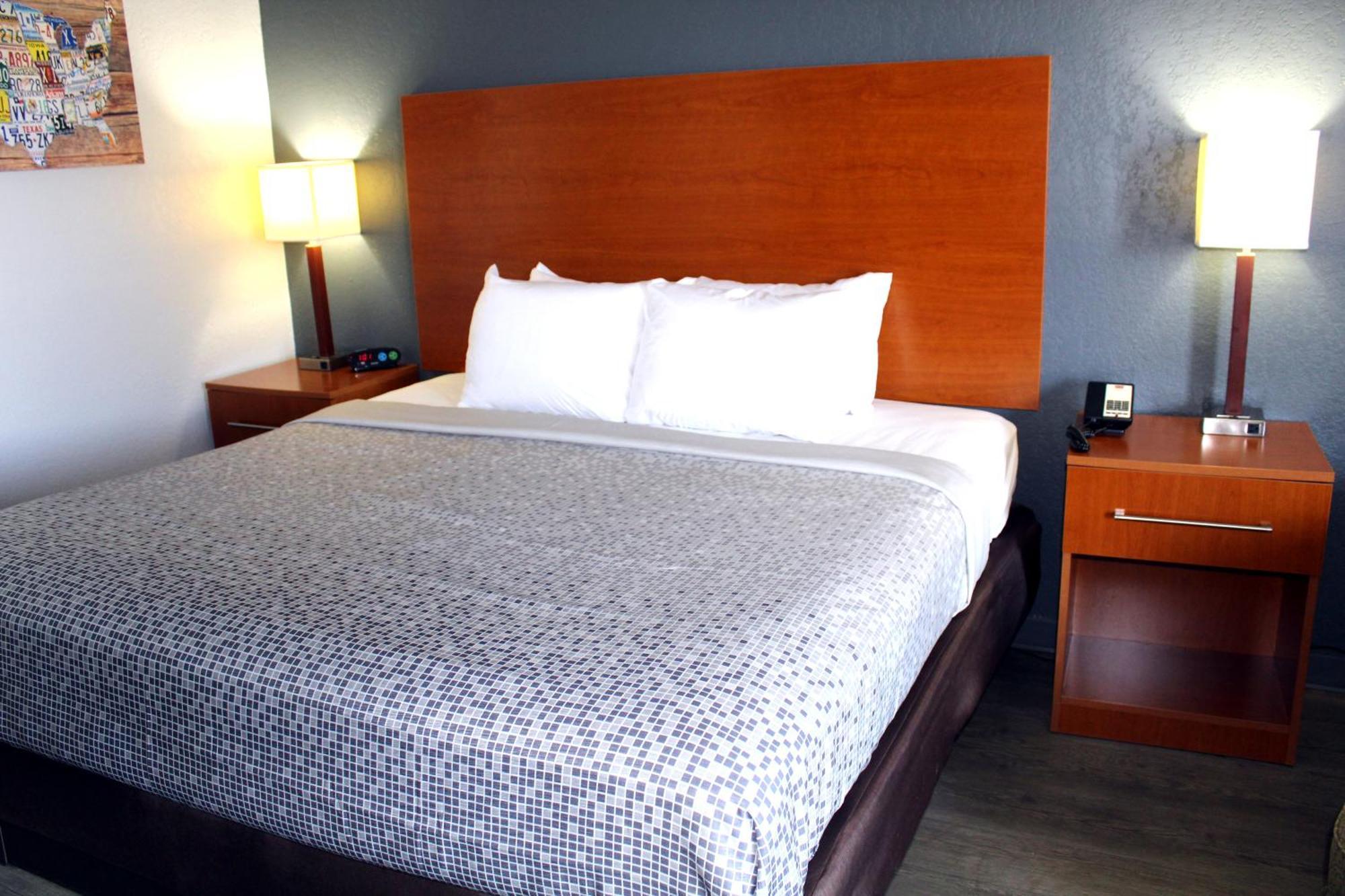 Econo Lodge Franklin Bagian luar foto