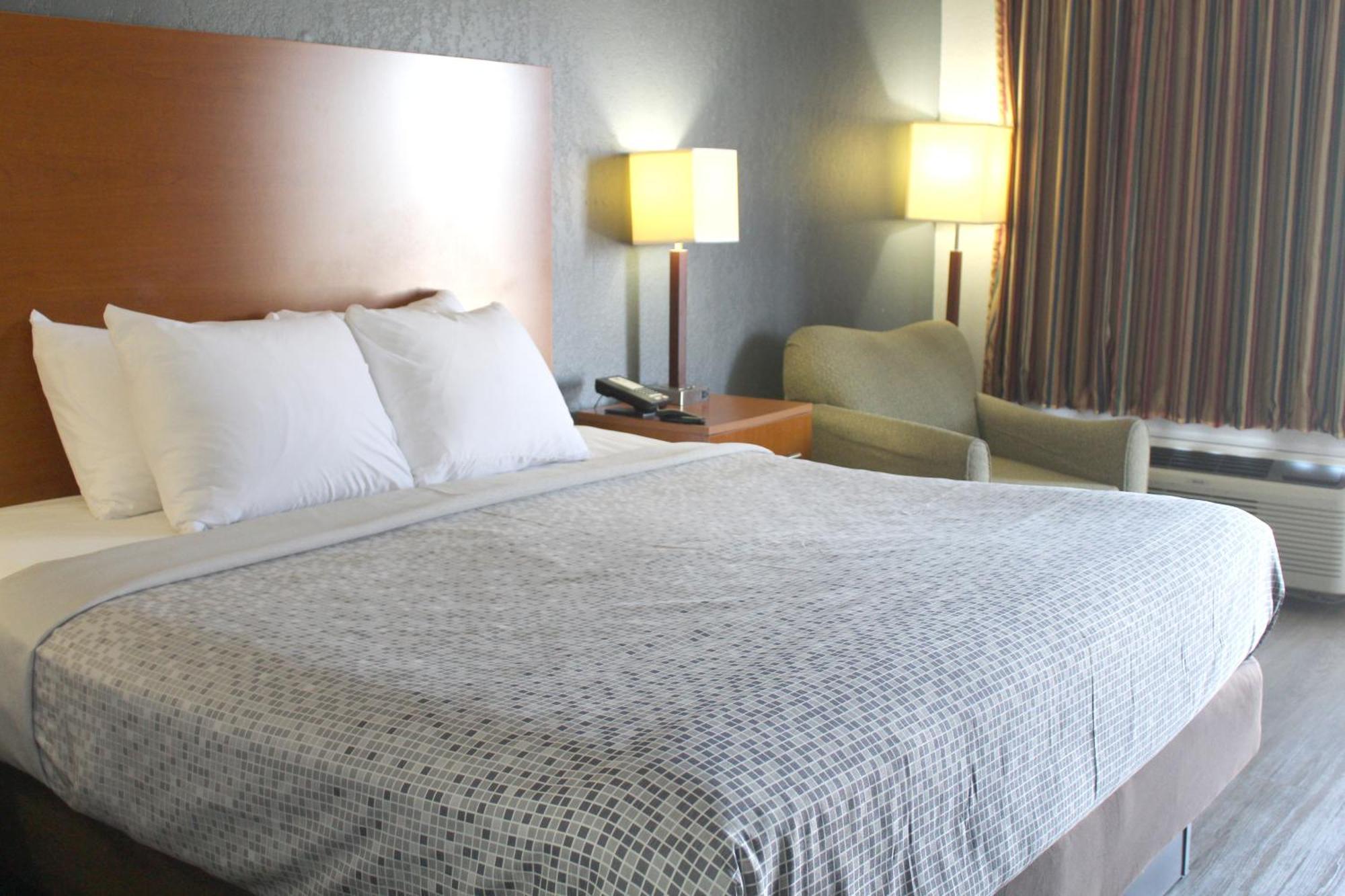 Econo Lodge Franklin Bagian luar foto