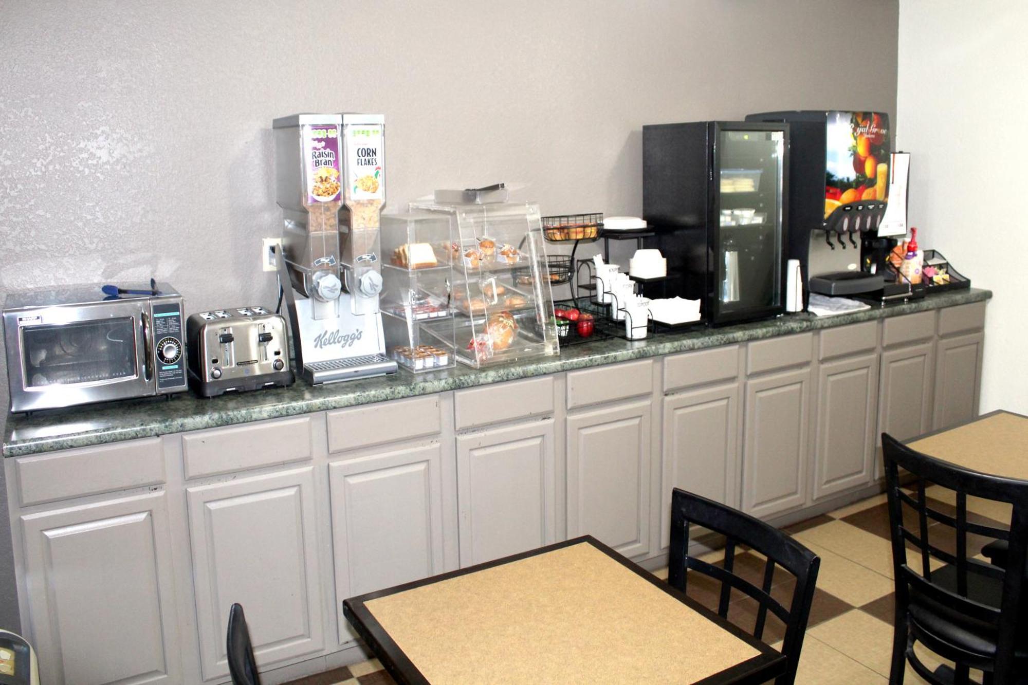 Econo Lodge Franklin Bagian luar foto