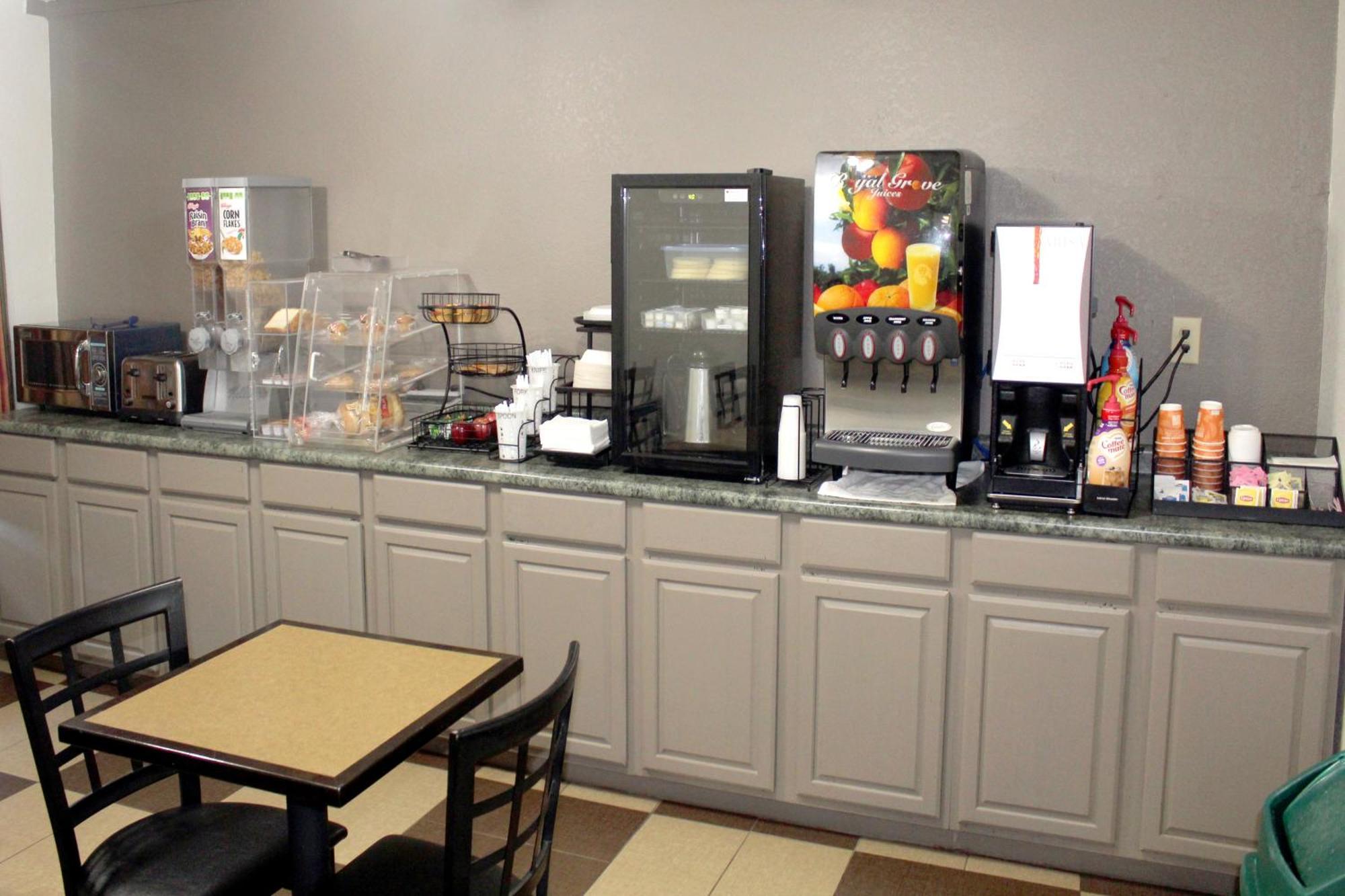 Econo Lodge Franklin Bagian luar foto