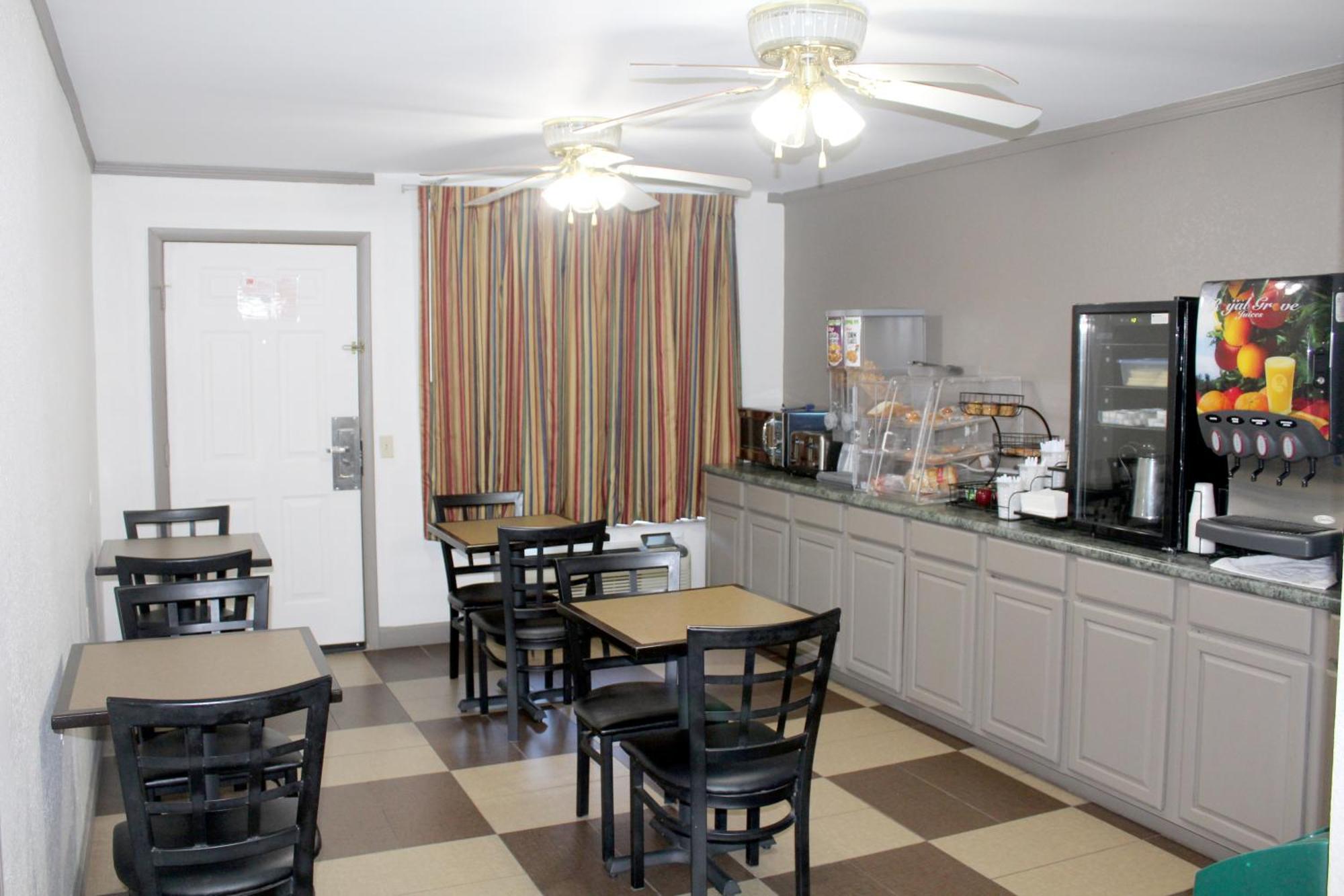 Econo Lodge Franklin Bagian luar foto