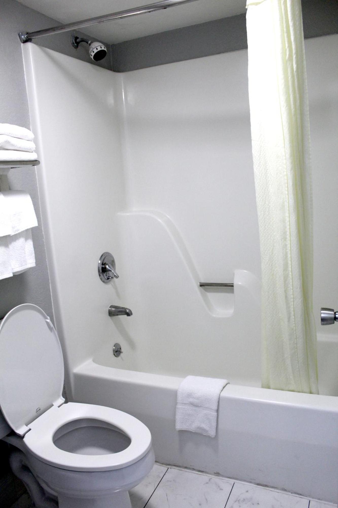 Econo Lodge Franklin Bagian luar foto