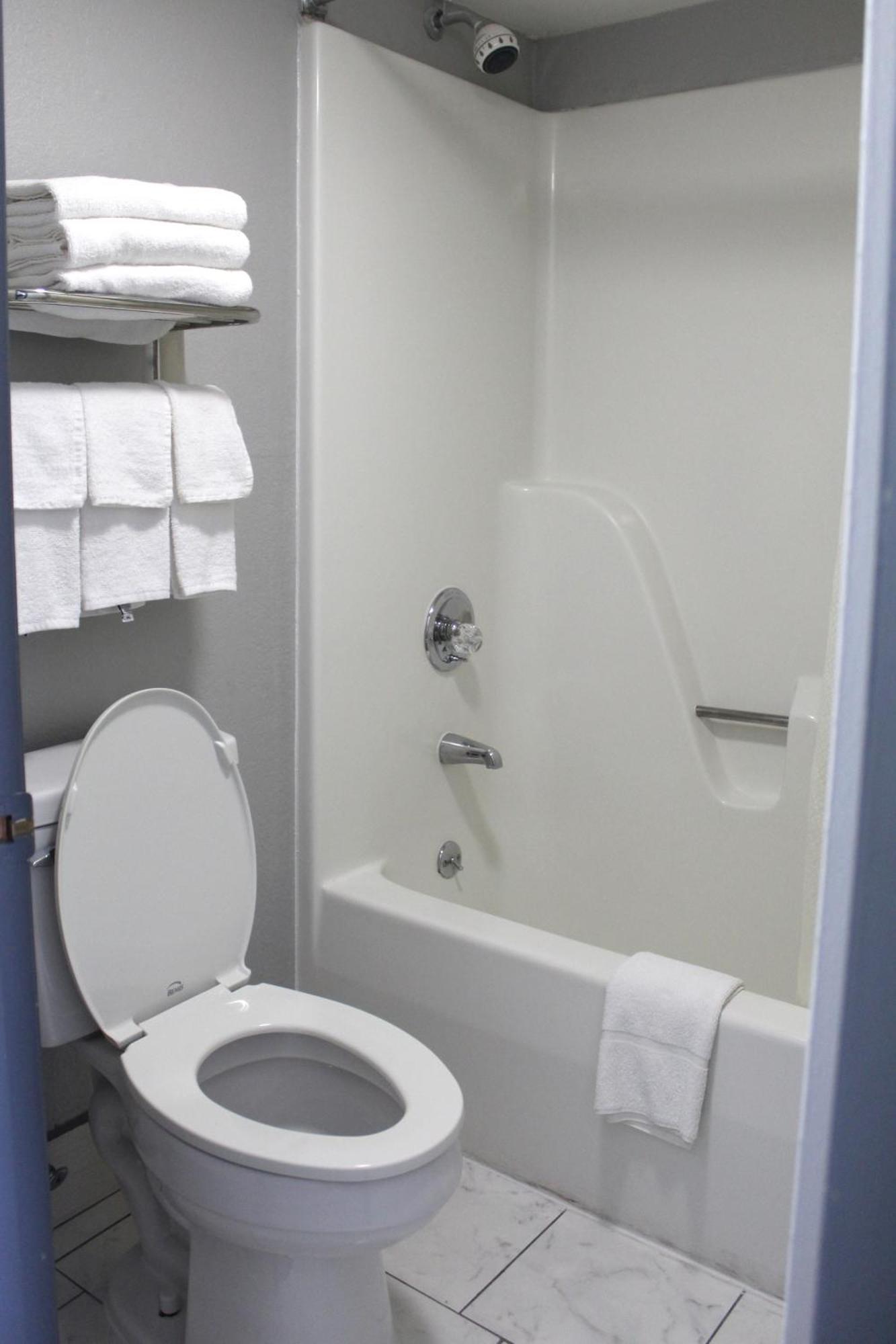 Econo Lodge Franklin Bagian luar foto