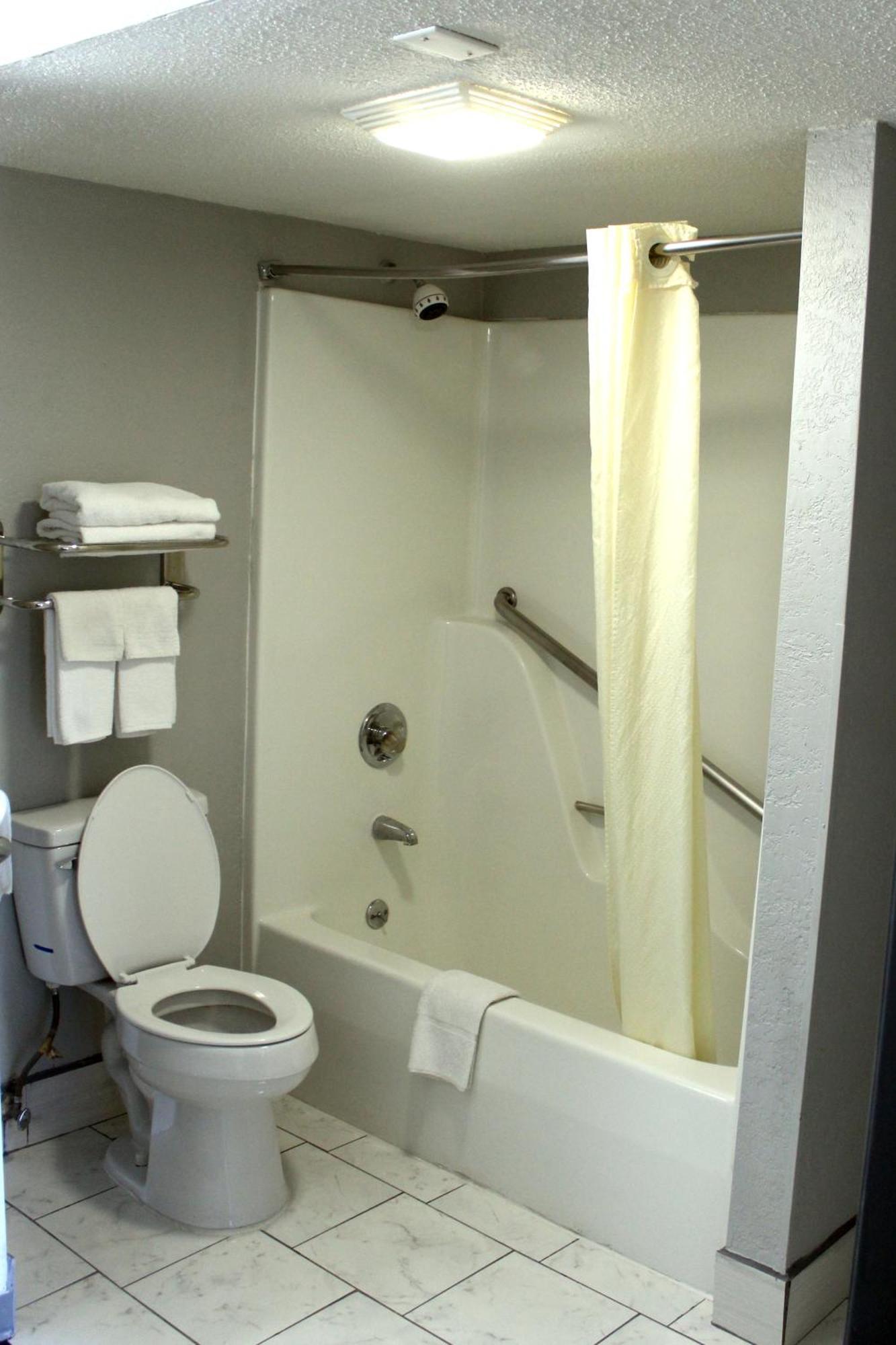 Econo Lodge Franklin Bagian luar foto