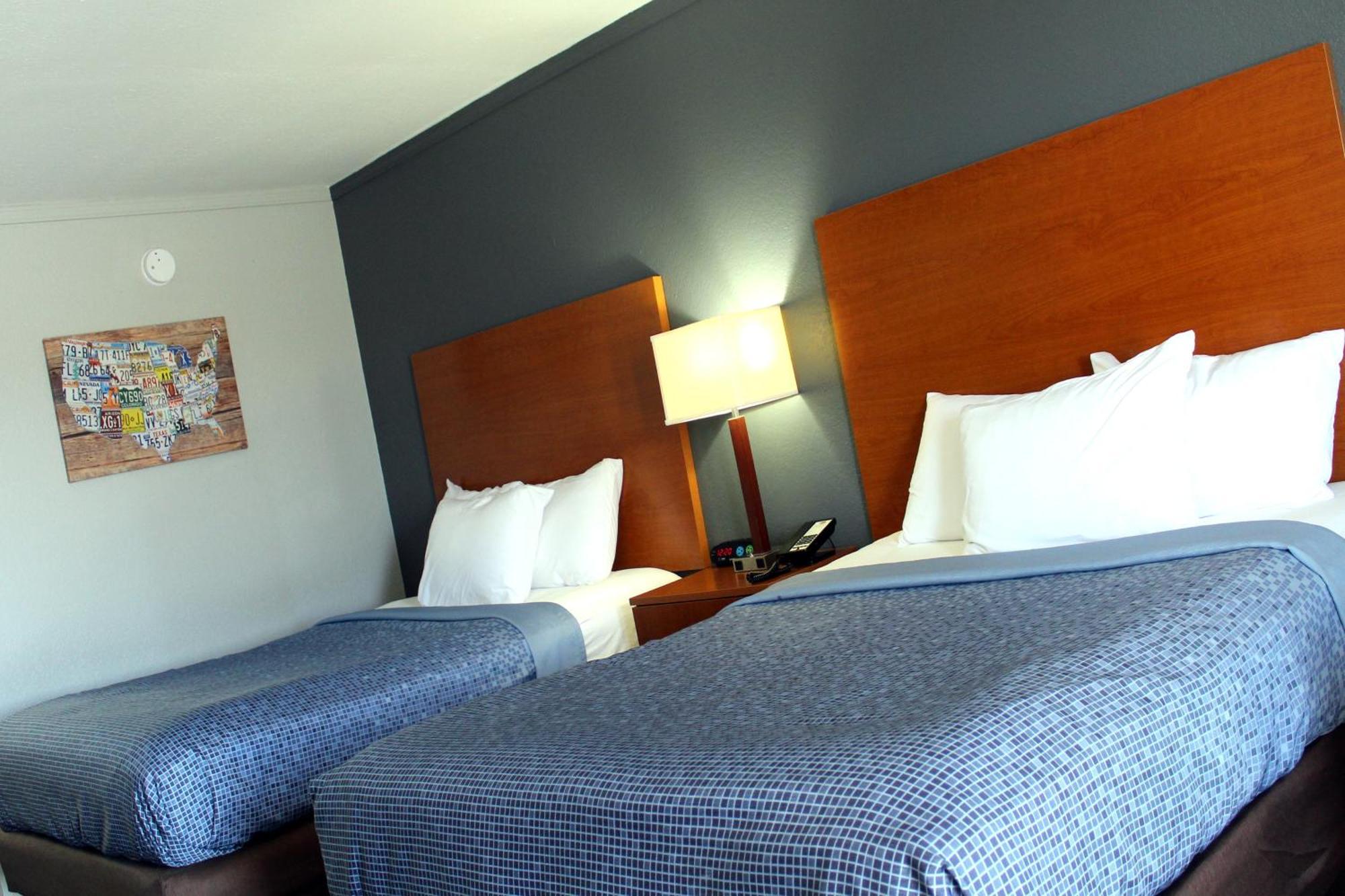 Econo Lodge Franklin Bagian luar foto