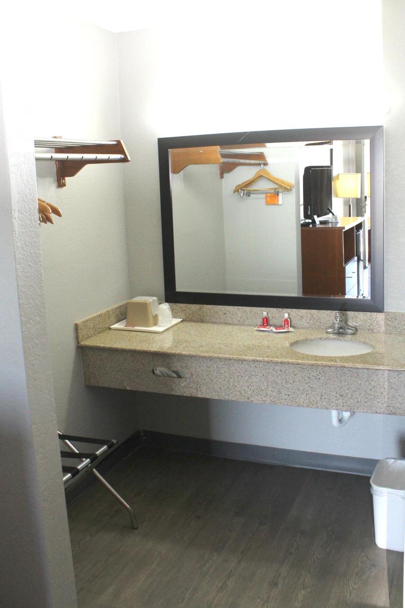 Econo Lodge Franklin Bagian luar foto